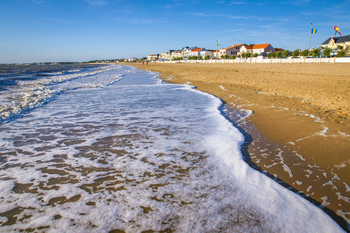 La plage de Châtelaillon-Plage et ses villas en bord d'océan